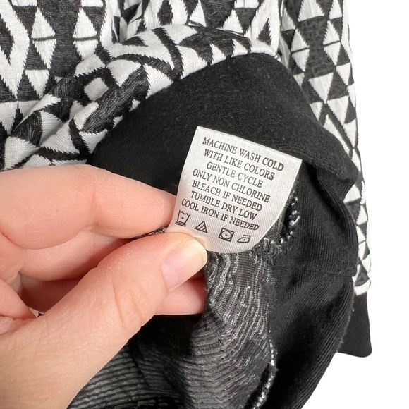 Almost Famous Geometric Print Knit Cropped Blouse - Picture 7 of 9